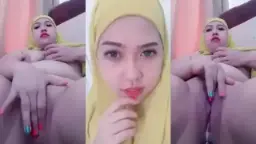 Mama Berjilbah Kuning Tergairah Mengocok Memeknya