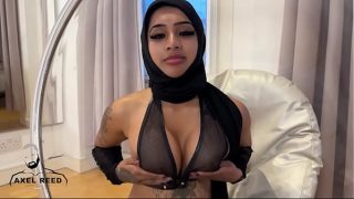 Gadis Muslim Berhijab Digoyang Ganas Oleh Cowok Kekar