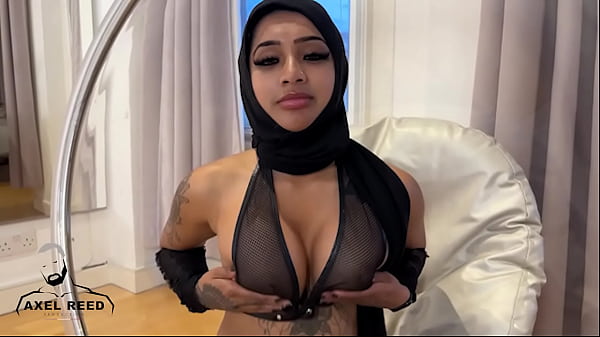 Gadis Muslim Berhijab Digoyang Ganas Oleh Cowok Kekar