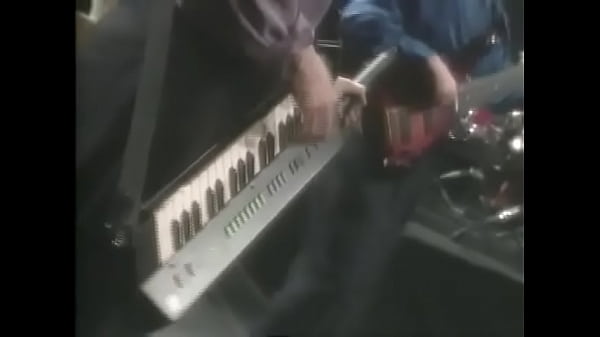 Pertarungan Goyang Panas: Dua Penari Jazz Menggoda Di Atas Panggung