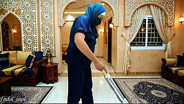 Babu Berjilbab Disuruh Ngentot Mulut Sama Majikan, Habis Itu Telan Semua Air Mani.