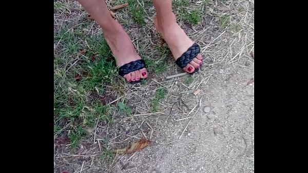 Pelacur Arab Milf Dengan Jari Kaki Dan Tumit Seksi Yang Memikat