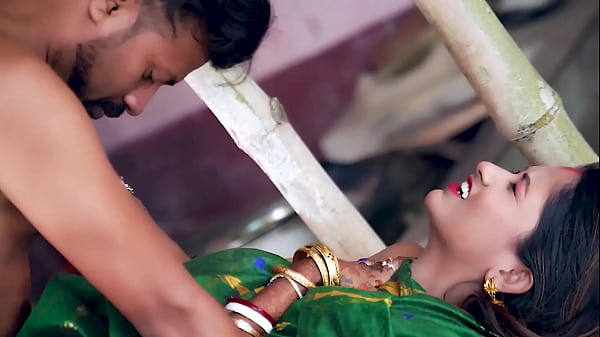 Desi Bhabhi Garmi Bhara Sex Devar Ke Saath Khet Mein, Gandi Awaz Wala
