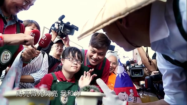 韩国瑜官方频道《点亮微光》mv，性感撩人，点燃欲望之火