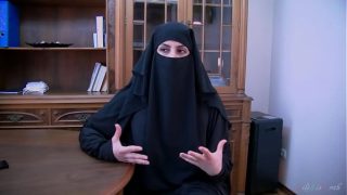Kesepakatan Abad Ini Ditutup Dengan Ciuman Panas Dari Pelacur Berhijab Arab, Lilimissarab