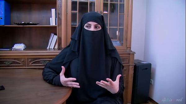 Kesepakatan Abad Ini Ditutup Dengan Ciuman Panas Dari Pelacur Berhijab Arab, Lilimissarab
