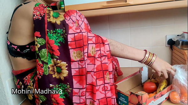 भारतीय देसी फल बेचने वाली मोटी गांड वाली मालकिन ने ग्राहक को सौदे में फंसाकर जोरदार चोदाई की हिंदी आवाज