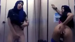 Hijab Basah Keringetan Di Kamar Mandi, Siap Digoyang