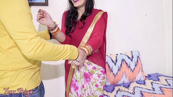Desi Bhabhi Dikh Rahi, Muh Leke Chudai, Gand Mein Danda Ghusa, Hindi Sexy Video.