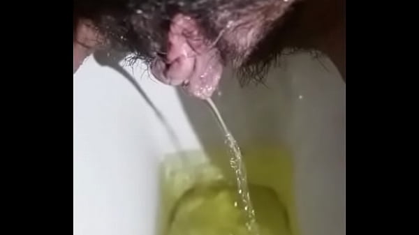 Desi India Kencingin, Crotnya Basahin Lantai