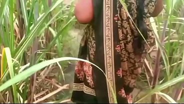 Ibu Tiri Dan Anak Tiri Ngentot Di Pinggir Sawah, Pake Bau Lumpur Dan Keringat.