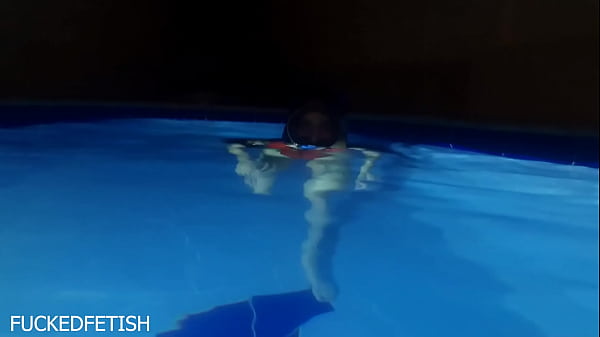 Helen Star Pake Bikini Seksi, Masker Malam, Sambil Nyetir Di Kolam Renang