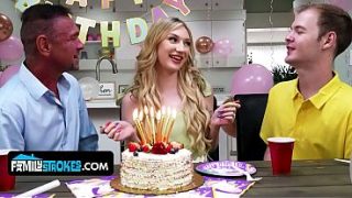 Stepdaddy Kena Godain Sama Anak Tiri Kecil Montok Daisy Lavoy, Langsung Naik Dan Nunggangin Sampai Puas
