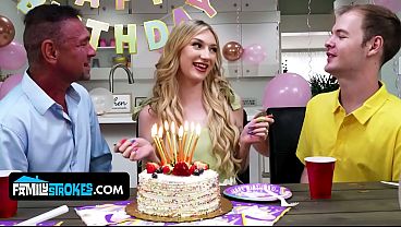 Stepdaddy Kena Godain Sama Anak Tiri Kecil Montok Daisy Lavoy, Langsung Naik Dan Nunggangin Sampai Puas