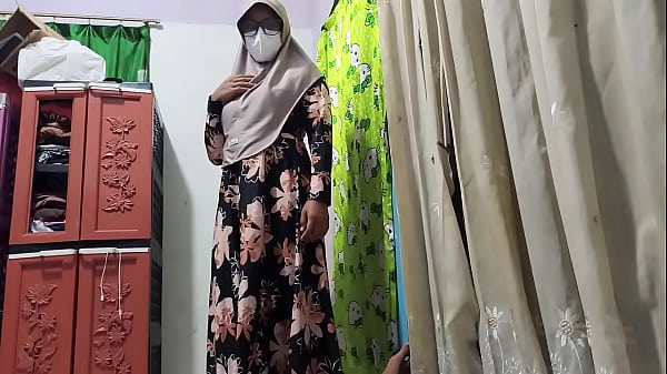 Bu Guru Lihat Murid Lagi Colok Memek, Langsung Diajak Ngentot.