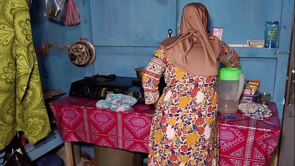 Ngentot Istri Temen Pas Lagi Masak, Pepeknya Becek Kena Keringet.