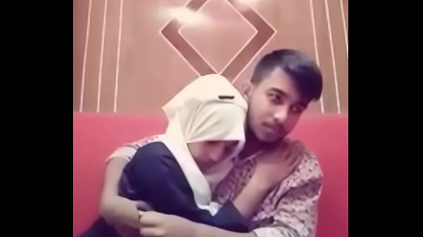 Desi Cewek & Cowok Lagi Ciuman Panas Di Kamar Hotel.