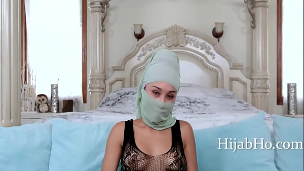 Ibu Tiri Berhijab Bikin Tenang – Cali Lee, Bikin Pikiran Liar
