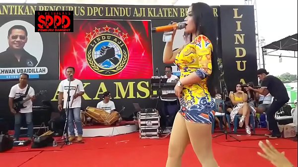 Tarian Erotis Indonesia – Sintya Riske Goyang Liar Panggung Bikin Mencekik