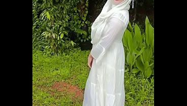 Nampol Banget Ngegoyang Bokong Hijab Di Luar