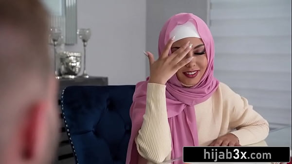 Gadis Mungil Cantik Berjilbab Digebukin Sambil Tetep Pake Hijab.
