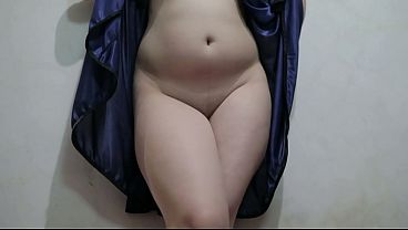 Cewek Indo Pake Lingerie Biru, Ngejongkok Sambil Mainin Memek Basah.
