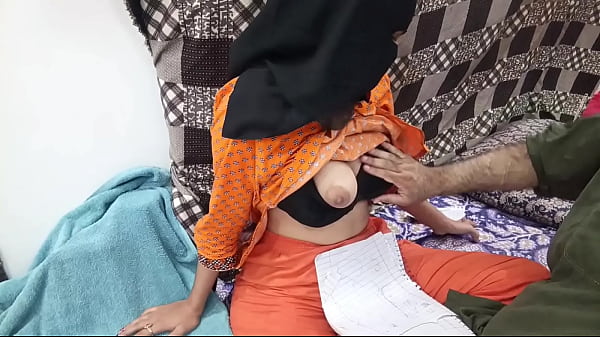 Cewek Pelajar Pakistan Berhijab Digebuk Guru Lesnya Sampai Meringis