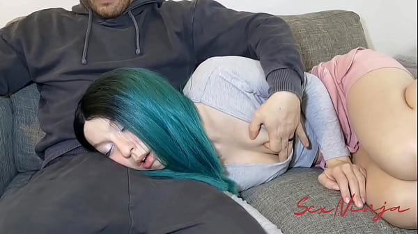 Gue Cuma Mau Rebahan Di Pangkuan Abang Tiri Biar Bisa Tidur, Tapi Malah Bikin Situasi Jadi Panas.