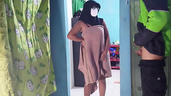 Kepergok Tukang Ojol Pas Lagi Sibuk Ngocok Di Dapur.