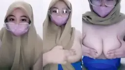 Ukhti Pake Hijab Kacamata, Sengaja Nampolin Toket Montok.