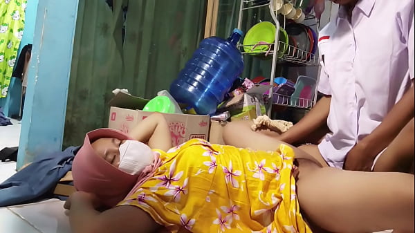 Mau Berangkat Sekolah Malah Diajak Ngentot Sama Ibu Tiri, Bikin Makin Tegang.