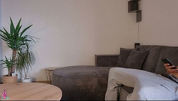 Ibu Tiri Lihat Kontol Keras Anak Tiri Pas Lagi Bersihin, Langsung Bantu Dia Crot Di Pantat Gede Bulatnya.