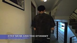 Ibu Tiri Lagi Ngajarin Muridnya Yang Masih Anget-angetnya, Sambil Main-main Di Ranjang.