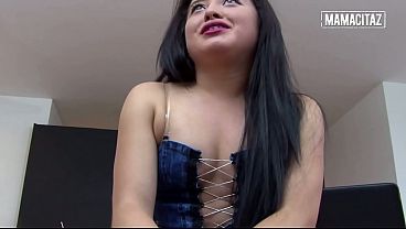 Goyangin Pantat Tebal Latina Pake Rok Mini… Dia Gak Bisa Berhenti Megang-megang Itu.