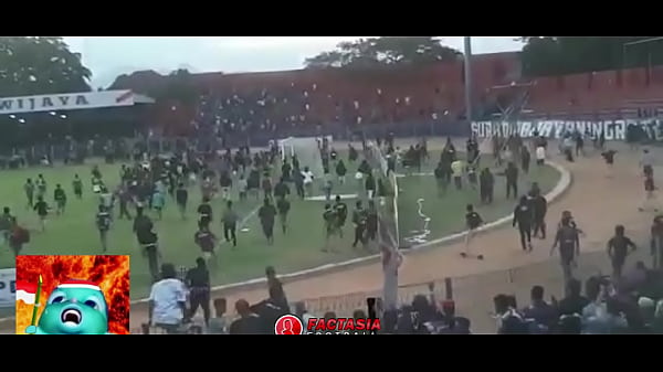 Budaya Baku Hantam Ala Suporter Indonesia, Bikin Mendoan Panas Dan Nungging Goyang