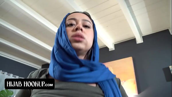 Nakal Banget, Cewek Arab Ini Ngegebet Kontol Kakak Tirinya Biar Dia Bungkam Dari Orang Tua Tiri Yang Galak.