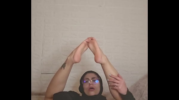 Ibu Rumah Tangga Arab, Mia, Pamer Kaki Seksi Pakai Niqab Bikin Ngaceng