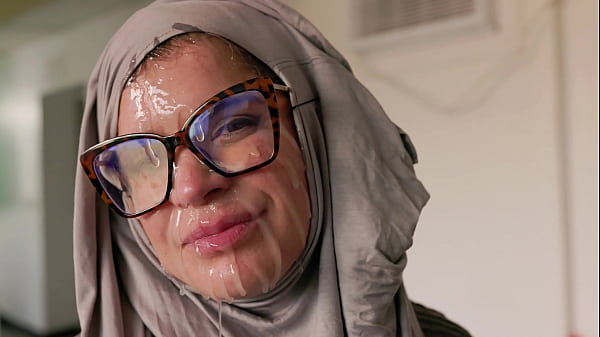 Hijab Cosplay, Cewek Bule Matre Minta Dimakan Kontol.