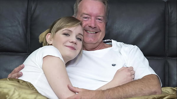 Blonde Seksi Bungkuk Biar Ditusuk Kontol Gede Kakek