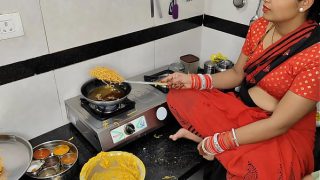 कोमल दिवाली पर नमकीन बना रही थी, तभी देवर ने भाभी को जोर से पकड़ लिया और कमरे में घसीट ले गया।