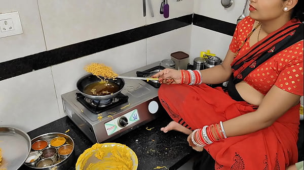 कोमल दिवाली पर नमकीन बना रही थी, तभी देवर ने भाभी को जोर से पकड़ लिया और कमरे में घसीट ले गया।
