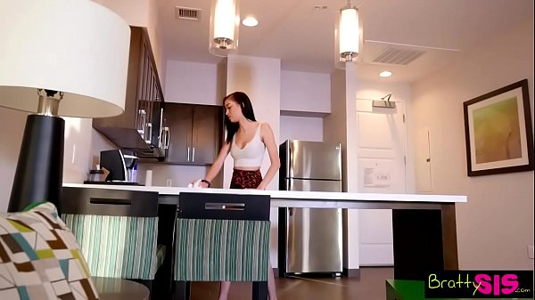 Temenan Step Gue, Si Adik Manja, Kontol Kakaknya Nyelip Masuk, Eh Doi Malah Minta Lagi. S9:e4
