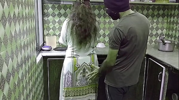 Ibu Desi Lagi Sibuk Masak Di Dapur, Tiba-tiba Digebrak Dari Belakang, Suara Napas Basah Dan Erangan Penuh Gairah.