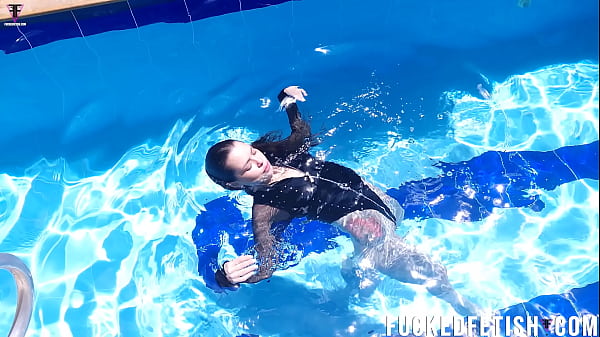 Jessica Bunny Berenang Telanjang Di Kolam Renang, Gerakan Basah Bikin Pengen Ngintip.