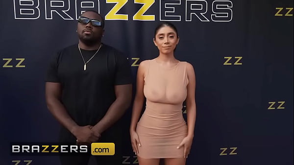 Braser – Violet Myers Buka-bukaan Lubang Belakang Buat Paparazi