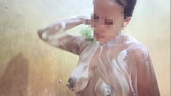 Lihatin Aku Mandi, Sayang, Biar Basah Kuyup Lihat Tubuhku Yang Menggoda.