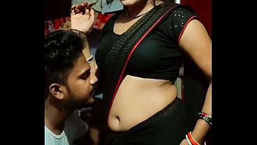 Desi Bhabhi Saree Navel Basah, Bibir Merah, Jilat Pelan-pelan