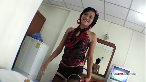 Cewek Thailand Seksi Ini Ngasih Blowjob Super Enak Bikin Merem Melek