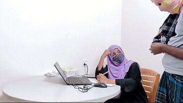 Bankir Hijab Montok Digocoh Petani Desa, Desah Nafsu Di Ladang