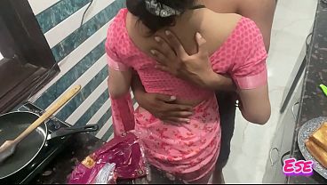 Desi Bhabhi Ki Chudai Jab Wo Kitchen Mein Bana Rahi Thi, Garmi Se Nangi Jism Aur Paseena Chhalka, Maza Aa Gaya!